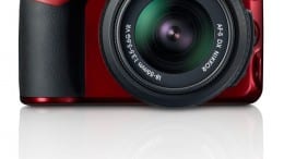 Nikon_D3100_face_couleur_rouge.jpg